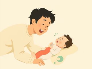 家长和宝宝面对面趴在游戏垫上，宝宝咿咿呀呀，家长做出生动的回应表情。