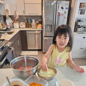 Naomi 在准备饺子馅