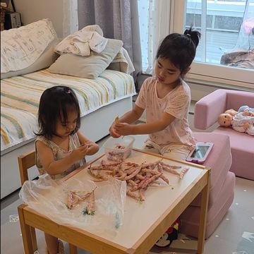 一家人在烤饼干