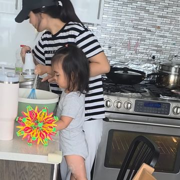Zoe 和 Kelsea 用打蛋器搅拌