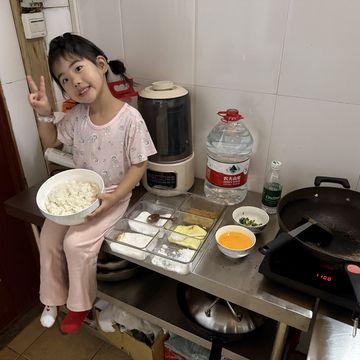 两个女孩在包饺子