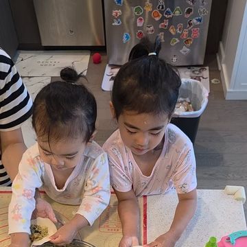 幼儿在压面团