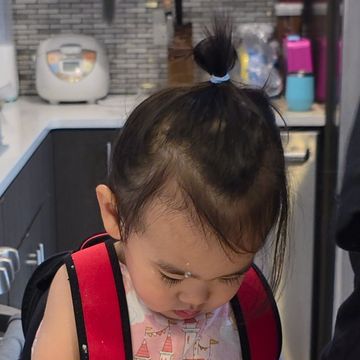 女孩们在吃饺子