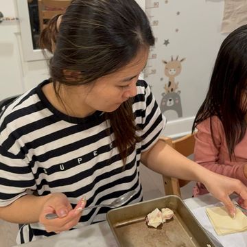 Zoe 和 Naomi 在包馄饨