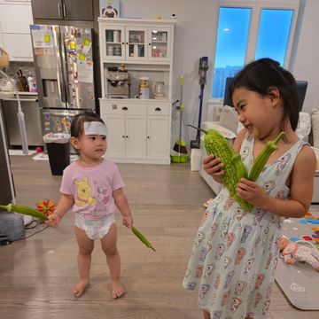 Naomi 和 Kelsea 拿着蔬菜