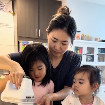 两个女孩在剥豆子