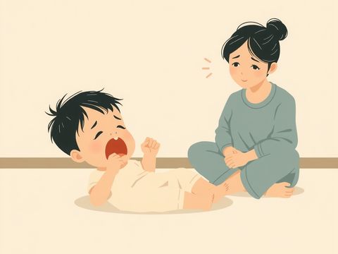 学步儿躺在客厅地板上哭闹，家长平静地坐在旁边耐心等待。